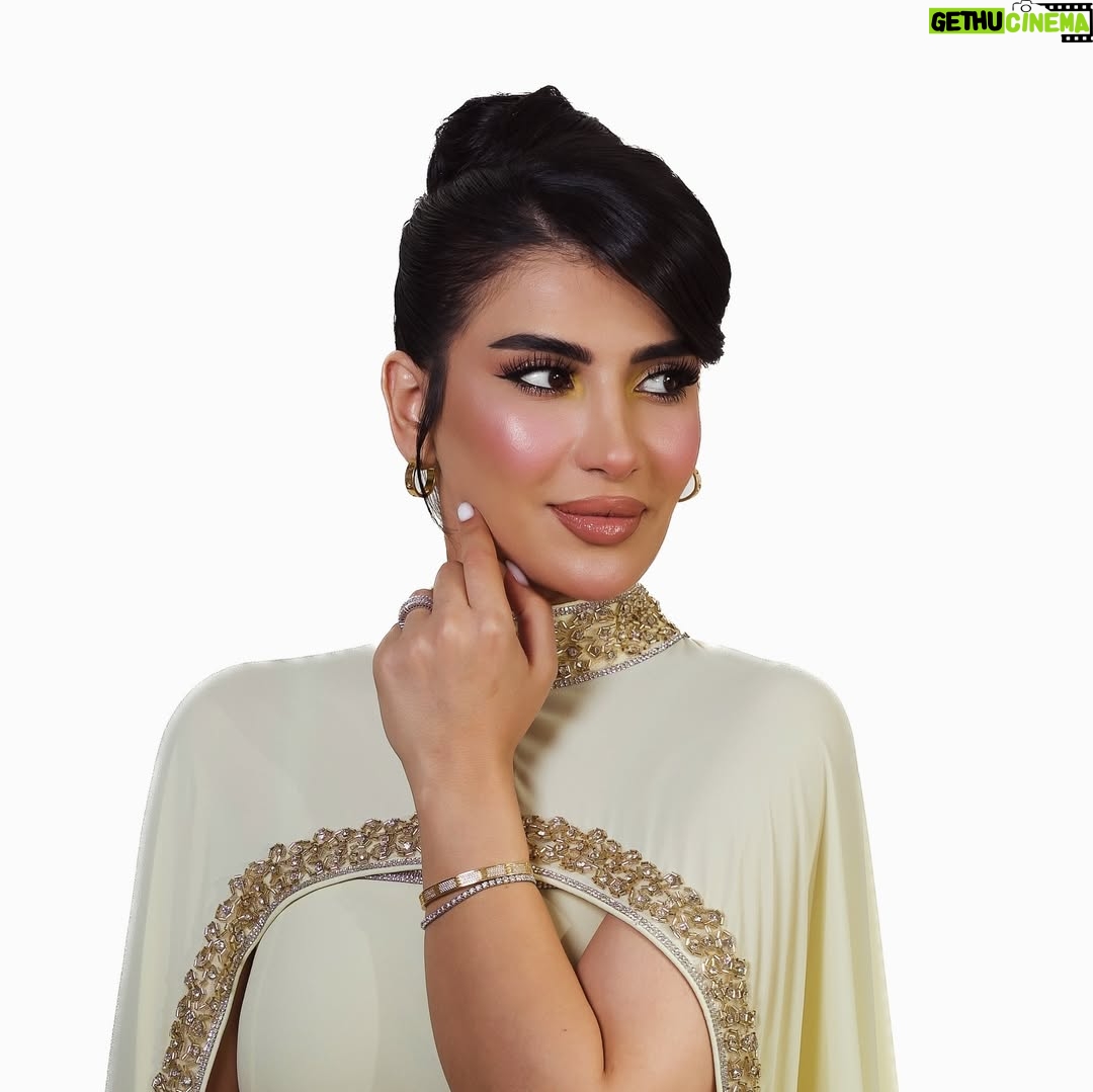 Jouman Kathem - 22.2K Likes - عيدكم مُبارك ..
‏وكل عامٍ وأنتم بخير، هانئون في منازلكم، 
‏بجوار عائلاتكم وأحبتكم، تحفكم محبّة الله
‏ ورحمته ولُطفه وأرزاقه ♥️ ..