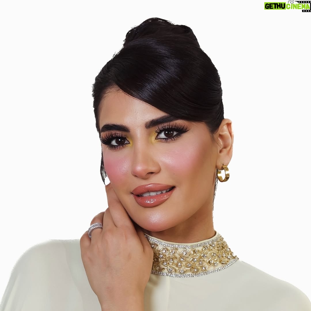 Jouman Kathem - 22.2K Likes - عيدكم مُبارك ..
‏وكل عامٍ وأنتم بخير، هانئون في منازلكم، 
‏بجوار عائلاتكم وأحبتكم، تحفكم محبّة الله
‏ ورحمته ولُطفه وأرزاقه ♥️ ..