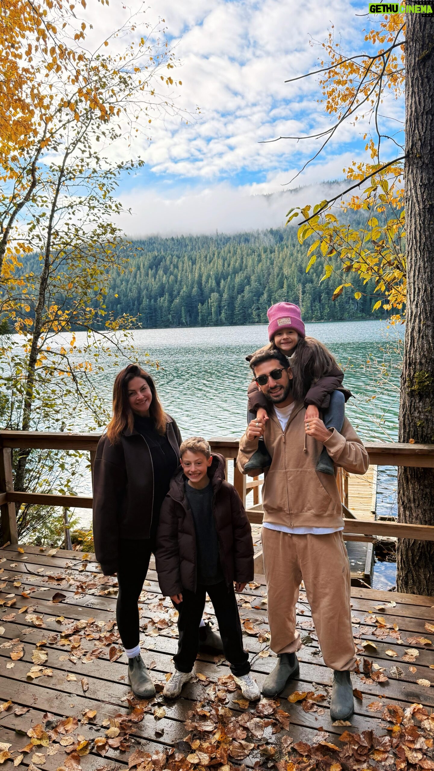 Julia Flabat - 39.2K Likes - Bien arrivés au ……
-
-
-
Canada 🇨🇦
C’est parti pour 18 jours de road trip en famille 🚐
On commence par la côte Ouest 🍁
—
Qui avait deviné ?