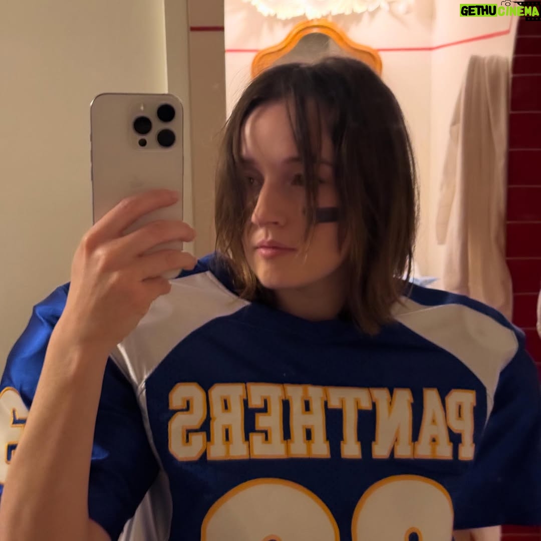 Kaitlyn Dever - 51.5K Likes - ❤️Riggins❤️ Clear eyes full hearts .