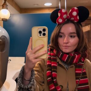 Kaitlyn Dever Instagram - cutest prettiest pink castle so close to Paris xo
.
Thanku @disneylandparis #disneylandparis , this trip was magic. I love it here.