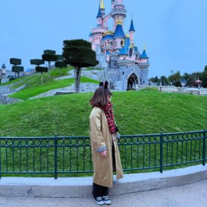 Kaitlyn Dever Instagram - cutest prettiest pink castle so close to Paris xo
.
Thanku @disneylandparis #disneylandparis , this trip was magic. I love it here.