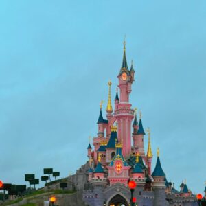 Kaitlyn Dever Instagram - cutest prettiest pink castle so close to Paris xo
.
Thanku @disneylandparis #disneylandparis , this trip was magic. I love it here.