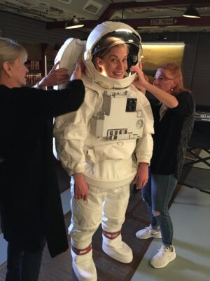 Katee Sackhoff Instagram - Throwing it back to all the times I basically was a Halloween decoration 😜

#happyhalloween🎃