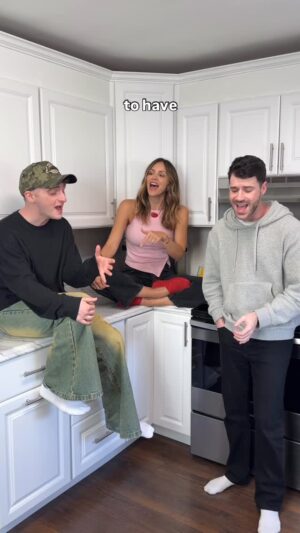 Katharine McPhee Instagram - channeling our inner @mariahcarey on this one 🤩 so happy we got to sing this classic with the iconic @katharinefoster 🤍 @anthonygargiula #myall #mariahcarey #katharinemcphee