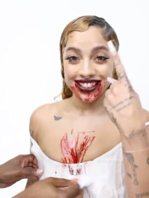 Kiana Ledé Instagram - Happy anniversary Cut Ties 😭✂️🩸🤍💋 This was our first independent release so I wanted to make sure I put my back into this creative vision to match to effort we put into tellin my story in the music. For this album I wanted my love of horror and gory things to represent the times love and all types of relationships have become a lil twisted and painful when I held onto them for too long. Since then I have gotten REALLY good at cuttin chords and I hope I helped you too 🤍
Thank you so much to my team and the other artist and creatives that helped me string this together. 
Thank you guys for listenin, thank you for carin, and thank you for supportin me as I go through this journey as an independent artist🤍🤍
✂️🩸🤍

P.s. no men were physically harmed durin this shoot