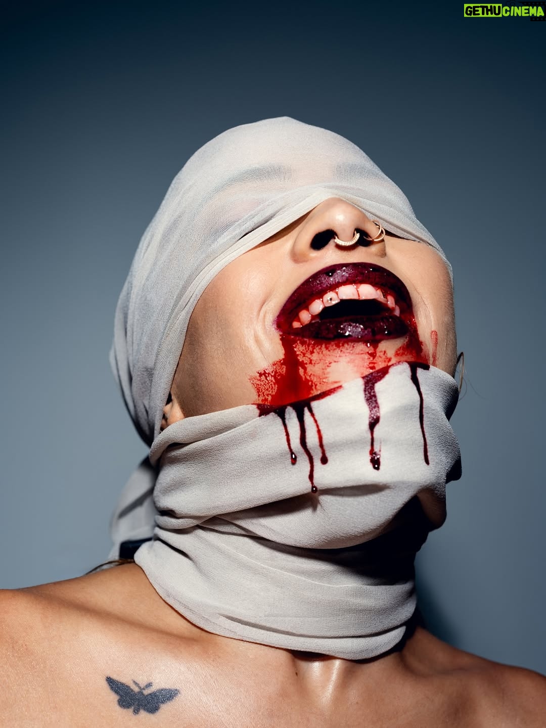 Kiana Ledé - 5K Likes - Happy anniversary Cut Ties 😭✂️🩸🤍💋 This was our first independent release so I wanted to make sure I put my back into this creative vision to match to effort we put into tellin my story in the music. For this album I wanted my love of horror and gory things to represent the times love and all types of relationships have become a lil twisted and painful when I held onto them for too long. Since then I have gotten REALLY good at cuttin chords and I hope I helped you too 🤍
Thank you so much to my team and the other artist and creatives that helped me string this together. 
Thank you guys for listenin, thank you for carin, and thank you for supportin me as I go through this journey as an independent artist🤍🤍
✂️🩸🤍

P.s. no men were physically harmed durin this shoot