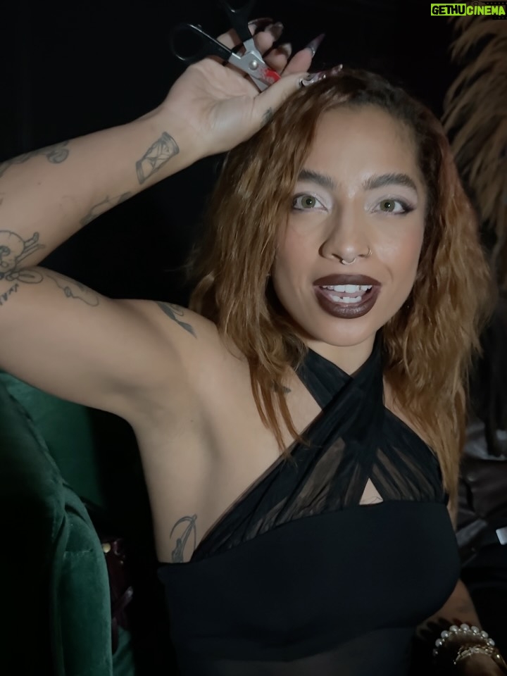 Kiana Ledé - 2.6K Likes - As long as I’m breathin… it’s Halloween 👏🏽SEASON👏🏽 ✂️🩸👻🤍
Last night was hot @queerauntiesla 😘