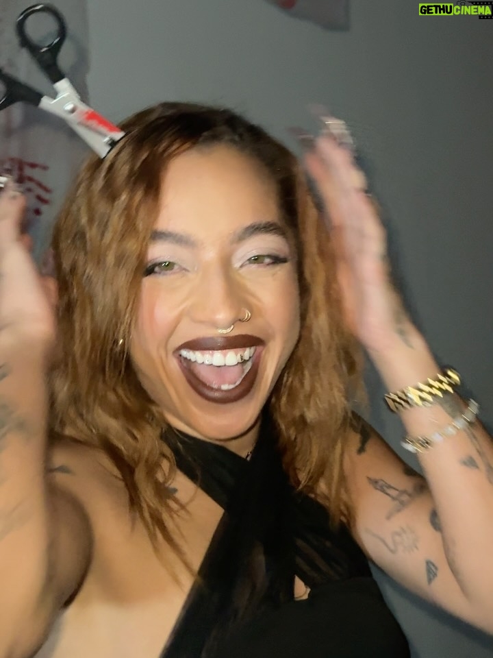 Kiana Ledé - 2.6K Likes - As long as I’m breathin… it’s Halloween 👏🏽SEASON👏🏽 ✂️🩸👻🤍
Last night was hot @queerauntiesla 😘