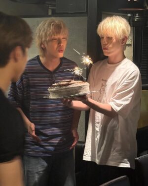 Kim Jae-kyung Instagram - 좀많이멋지네🥁