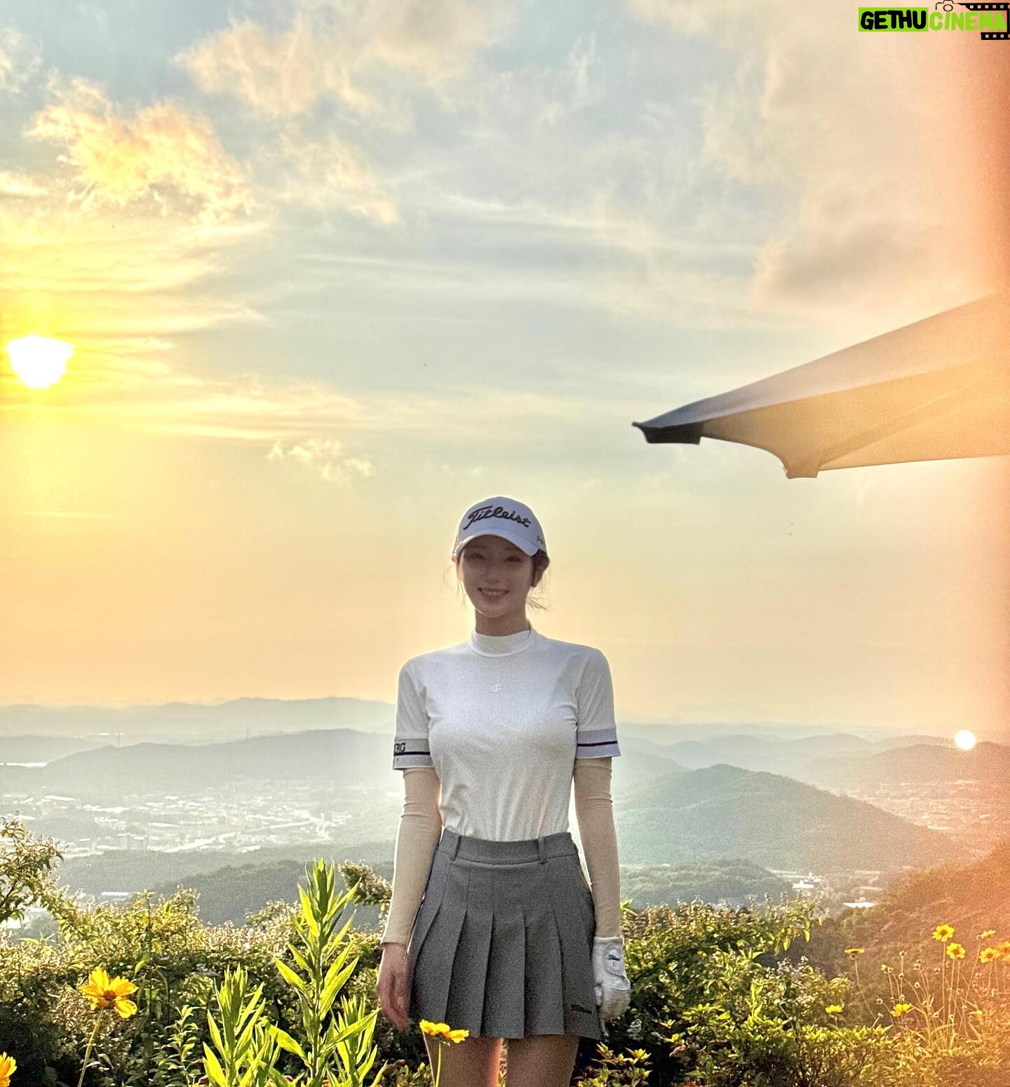 Kim So-hee - 299.9K Likes - ☀️
