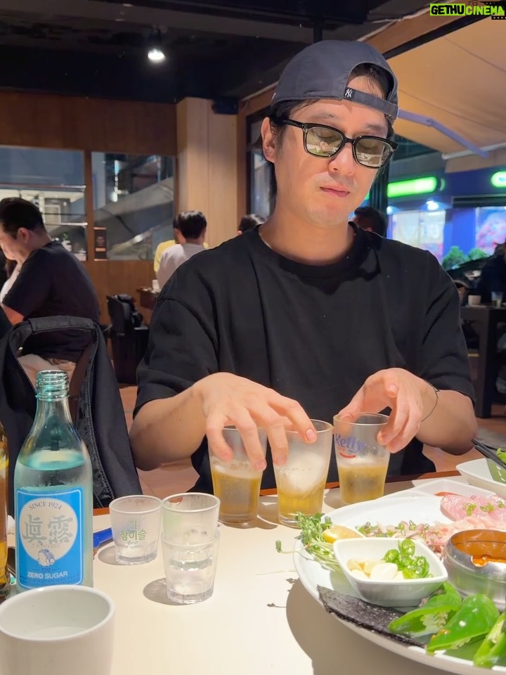 Koe Yeet - 32.5K Likes - Our love language is good food
(and maybe a sprinkle of camera angle coaching) 😂