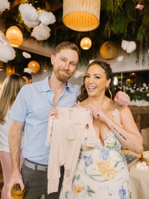 Kristen Doute Instagram - The dreamiest 💭 Kaia & Adelaide were so loved at their Sip n See. Thank you to our girl @lindsayluv who made it all happen! The incredible brands @snuggleshield & @latchlight hosted the dreamiest gathering for our girls and friends! Plus how gorg is the @maxicosiusa stroller the girls took home 😍 thank you to everyone that made it so special and loved sharing the day with you @realniasanchez - photos by @alyssahunterphoto and thanks for the best event @lindsayluvcreative