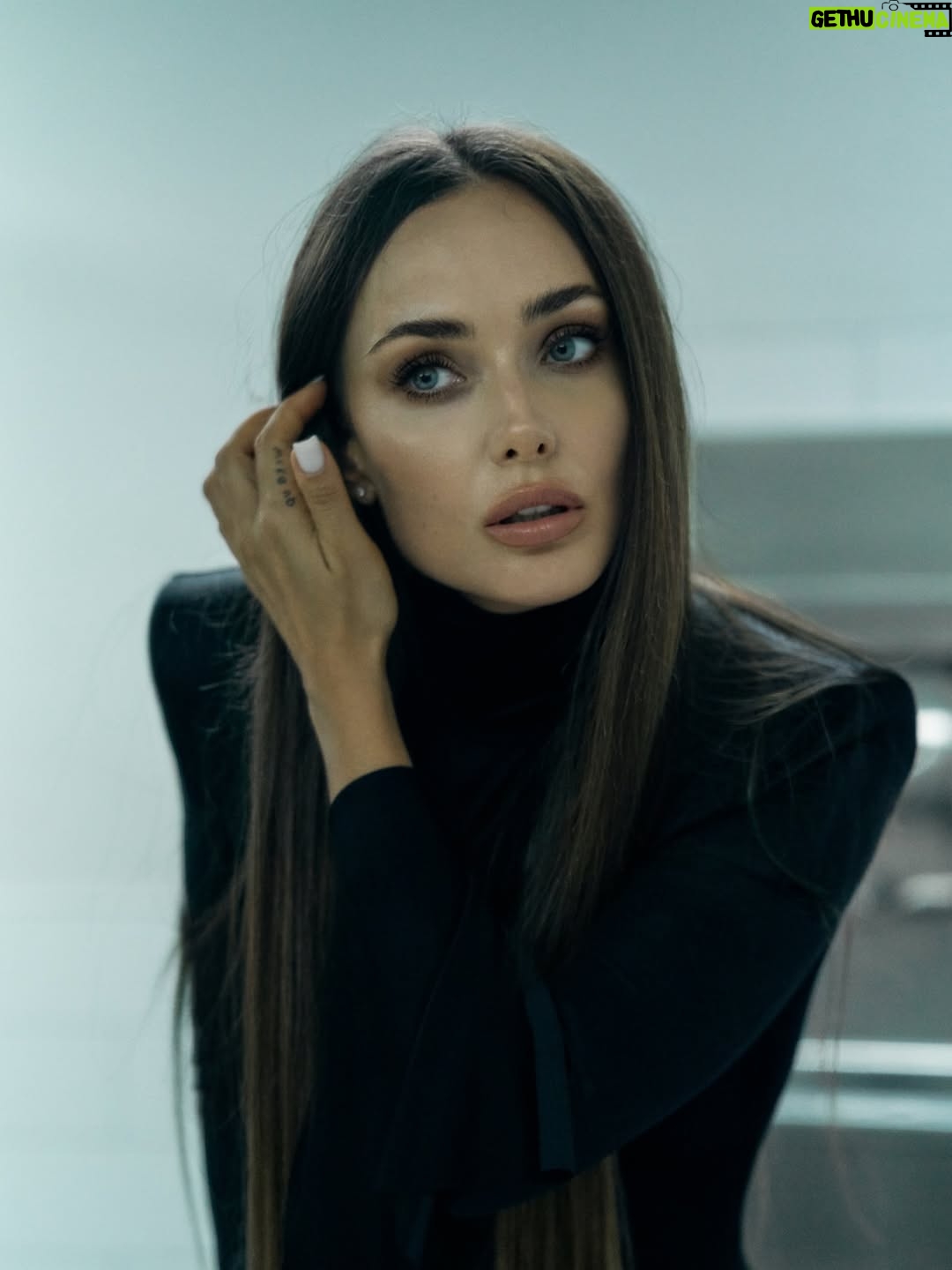 Kseniia Mishyna - 96.5K Likes - Осуд суспільства😊Цікавий феномен. 
Насправді його корінь часто не в моралі чи справедливості, а у стримуванні.

Людина накопичує в собі емоції(злість, образу, заздрість, роздратування), які з певних причин не може  виразити напряму і навіть не розуміє , що вони нікуди не зникають. Вони шукають вихід.

І найпростішим каналом стає осуд інших.
Бо так легше. Замість того, щоб прожити, розібрати та визнати власні емоції, можно спрямувати їх назовні у вигляді критики, негативу, обговореннь, пліток. 

Осуд далеко не про об’єкт критики. Це про внутрішнє напруження, комплекси, страхи самої людини.
І чим більше стримується , тим сильніше виникає бажання десь злити накопичене. І тут на допомозі соціальні платформи , треба ж якось видихнути …

Тож коли вас засуджують, знайте, що це не відображення вашої цінності, а показник чужої внутрішньої боротьби.