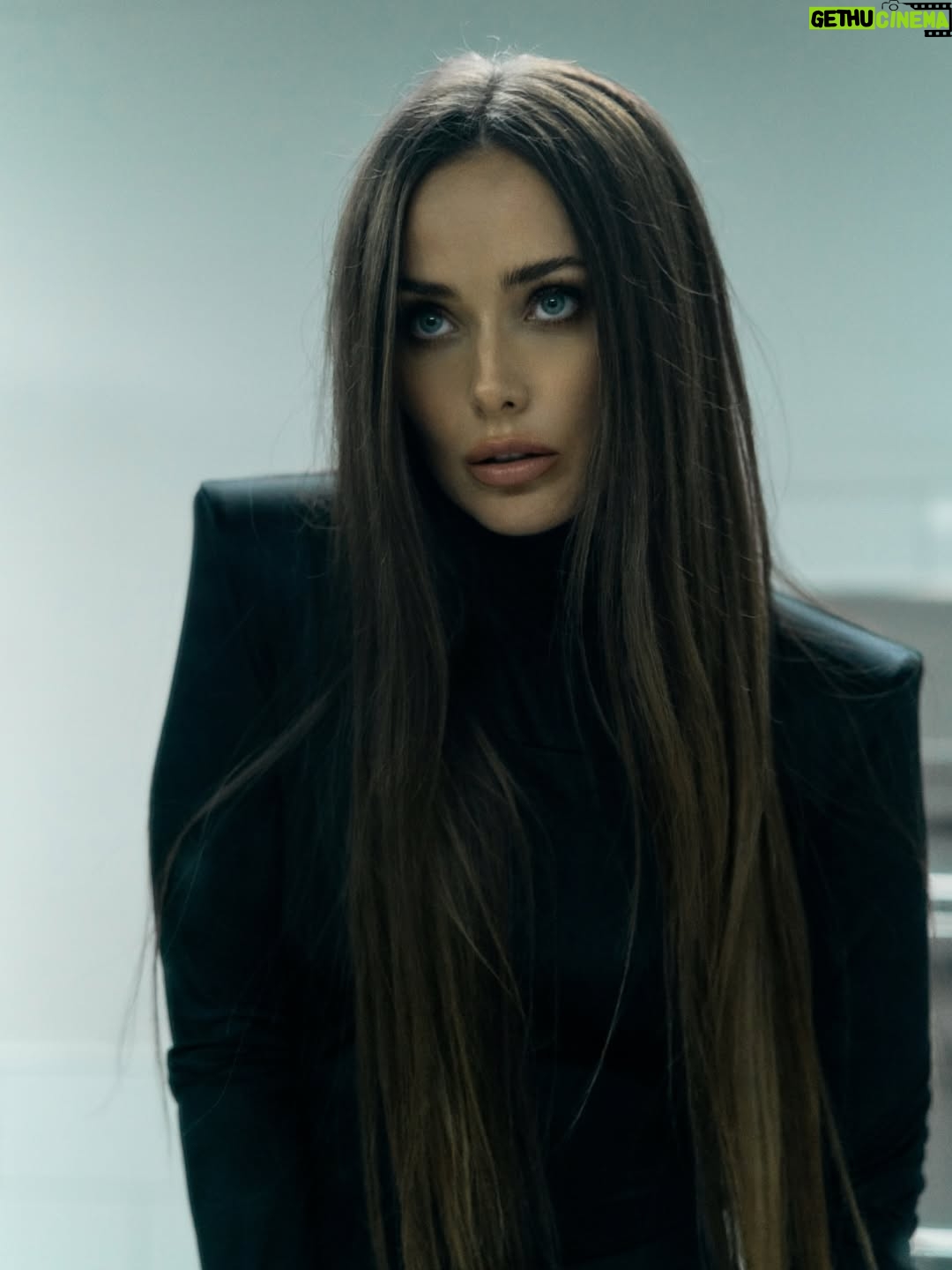 Kseniia Mishyna - 96.5K Likes - Осуд суспільства😊Цікавий феномен. 
Насправді його корінь часто не в моралі чи справедливості, а у стримуванні.

Людина накопичує в собі емоції(злість, образу, заздрість, роздратування), які з певних причин не може  виразити напряму і навіть не розуміє , що вони нікуди не зникають. Вони шукають вихід.

І найпростішим каналом стає осуд інших.
Бо так легше. Замість того, щоб прожити, розібрати та визнати власні емоції, можно спрямувати їх назовні у вигляді критики, негативу, обговореннь, пліток. 

Осуд далеко не про об’єкт критики. Це про внутрішнє напруження, комплекси, страхи самої людини.
І чим більше стримується , тим сильніше виникає бажання десь злити накопичене. І тут на допомозі соціальні платформи , треба ж якось видихнути …

Тож коли вас засуджують, знайте, що це не відображення вашої цінності, а показник чужої внутрішньої боротьби.