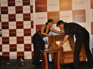 Kubbra Sait Instagram - September 26, 2011.
The day I met the one and only Shah Rukh Khan @iamsrk the loveliest, grandest, most irreplaceable man.

When he walked into the room, it felt like the air changed. Ya it was lighter than before. Everyone men and women alike was completed awe struck. He smiled, he listened, he helped, he radiated grace. My heart nearly stopped when he helped me move some heavy chairs… and thankfully, a kind stranger captured those moments forever.

It was my first time meeting the Shah Rukh Khan. For every dreamer, he’s the ultimate playbook. I remember being spellbound by his presence, lost in his charisma every second of that evening. Just being in the same space as someone who has played the greatest son, lover, fighter, villain, and hero on screen it was magic ✨ 

I think I managed to speak; I did my job, the simplest words tumbled out of me, half-choked with excitement.
I was there for work I got paid for that gig but honestly, just being in his presence was reward enough. 🙋🏽‍♀️ 🥇 

Over the years, I’ve had the joy of hosting several events with him, even his birthday celebration with his fans from all over the world, although the first meeting remains a little extraaaa special. It was pure wonder and I’m still pinching myself. 🤏🏽

Shah Rukh Khan, you are truly the most beautiful hooman 🧩
Happy Birthday, Sweet Shah! Welcome to your sixties  they make you look Sweet Sexxxty you are Sextraordinary !!! 😍✨ 

Fan,
Me! 🙋🏽‍♀️