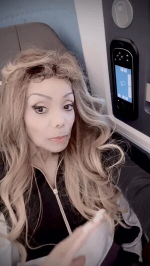 La Toya Jackson Instagram - When you’re exhausted, tired, up for 2 days and still can’t go to sleep on the plane. Have you felt the feeling!🥱

#mood #exhausted #latoyajackson