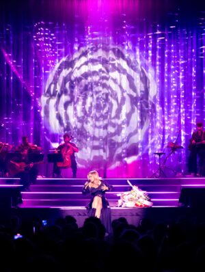 Lara Fabian Instagram - Vous me manquez déjà … on se retrouve le 28 novembre pour le début de cette nouvelle partie du #jesuislàtour 🤍