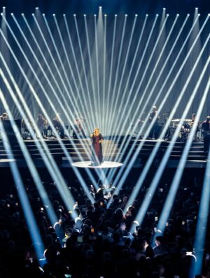 Lara Fabian Instagram - Vous me manquez déjà … on se retrouve le 28 novembre pour le début de cette nouvelle partie du #jesuislàtour 🤍