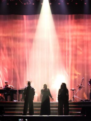 Lara Fabian Instagram - Vous me manquez déjà … on se retrouve le 28 novembre pour le début de cette nouvelle partie du #jesuislàtour 🤍