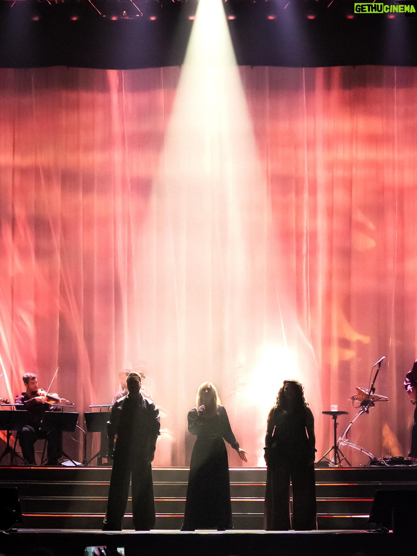 Lara Fabian - 17.5K Likes - Vous me manquez déjà … on se retrouve le 28 novembre pour le début de cette nouvelle partie du #jesuislàtour 🤍