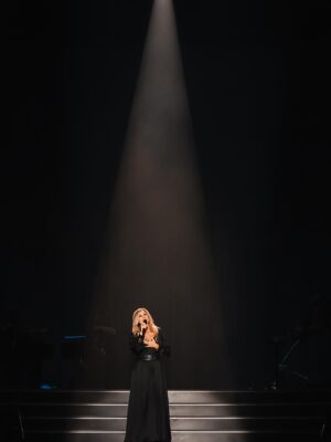 Lara Fabian Instagram - Vous me manquez déjà … on se retrouve le 28 novembre pour le début de cette nouvelle partie du #jesuislàtour 🤍
