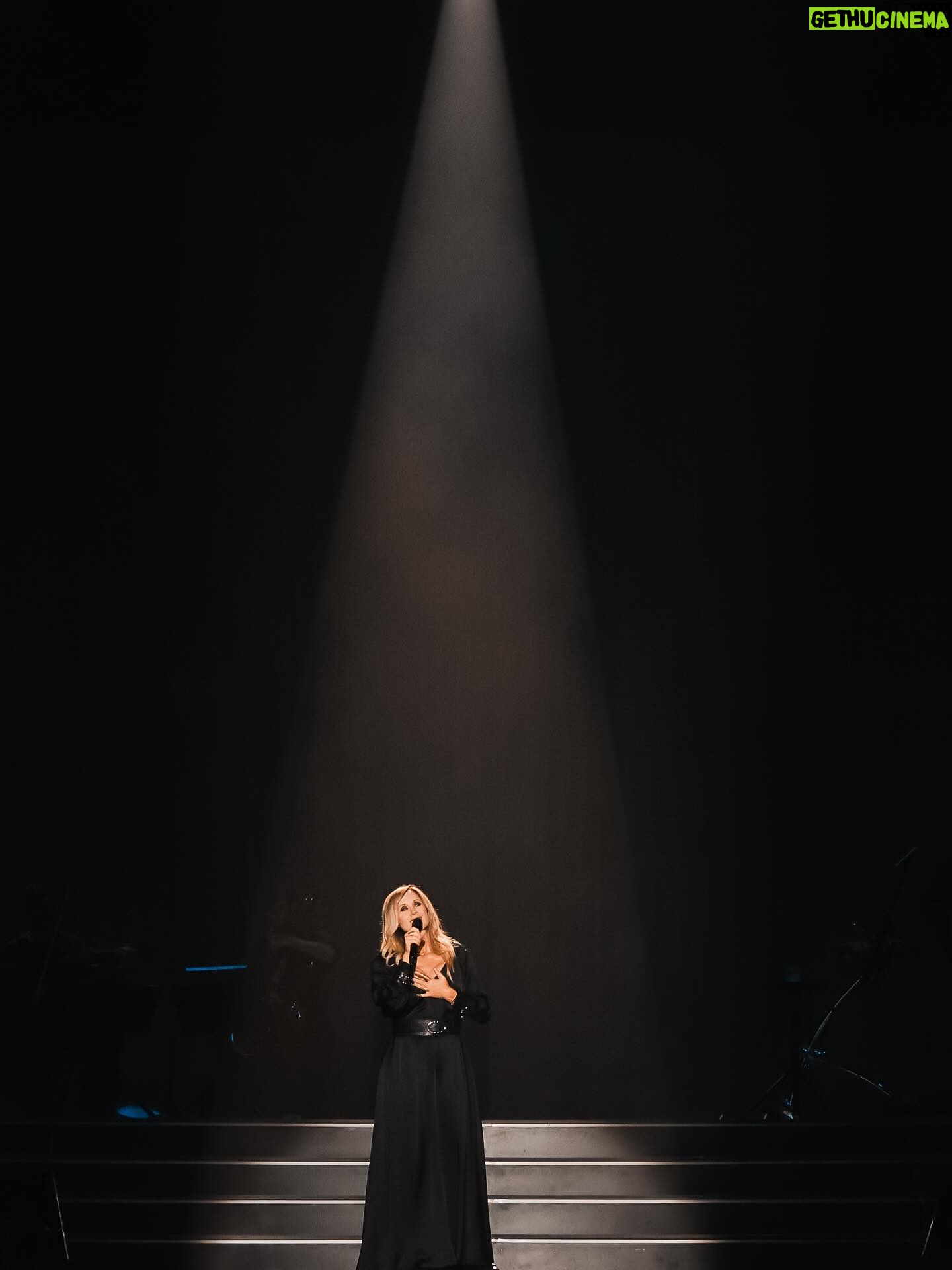 Lara Fabian - 17.5K Likes - Vous me manquez déjà … on se retrouve le 28 novembre pour le début de cette nouvelle partie du #jesuislàtour 🤍