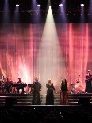 Lara Fabian Instagram - Vous me manquez déjà … on se retrouve le 28 novembre pour le début de cette nouvelle partie du #jesuislàtour 🤍