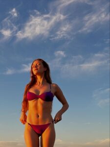Actress Larsen Thompson HD Photos and Wallpapers September 2025