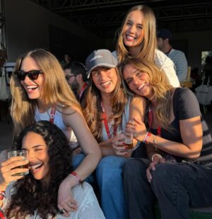 Laura Archbold Instagram - En la Fórmula 1 todo corre: los autos, el ruido, el tiempo.
Pero @chevignon_ch me recordó que la comodidad también tiene su podio. 
Al final, la felicidad es un oficio
y la sabrosura, pura resistencia. 
🏎️🏁
#chevignonracing