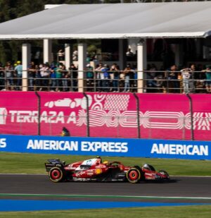 Laura Archbold Instagram - En la Fórmula 1 todo corre: los autos, el ruido, el tiempo.
Pero @chevignon_ch me recordó que la comodidad también tiene su podio. 
Al final, la felicidad es un oficio
y la sabrosura, pura resistencia. 
🏎️🏁
#chevignonracing
