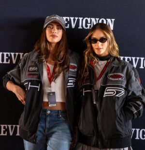 Laura Archbold Instagram - En la Fórmula 1 todo corre: los autos, el ruido, el tiempo.
Pero @chevignon_ch me recordó que la comodidad también tiene su podio. 
Al final, la felicidad es un oficio
y la sabrosura, pura resistencia. 
🏎️🏁
#chevignonracing