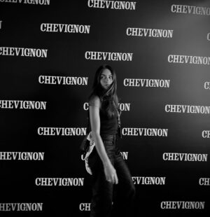 Laura Archbold Instagram - En la Fórmula 1 todo corre: los autos, el ruido, el tiempo.
Pero @chevignon_ch me recordó que la comodidad también tiene su podio. 
Al final, la felicidad es un oficio
y la sabrosura, pura resistencia. 
🏎️🏁
#chevignonracing