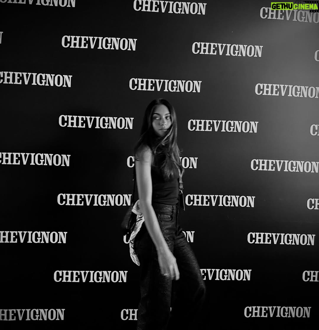 Laura Archbold - 16K Likes - En la Fórmula 1 todo corre: los autos, el ruido, el tiempo.
Pero @chevignon_ch me recordó que la comodidad también tiene su podio. 
Al final, la felicidad es un oficio
y la sabrosura, pura resistencia. 
🏎️🏁
#chevignonracing