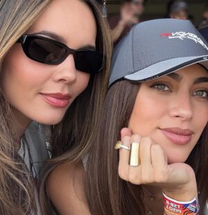 Laura Archbold Instagram - En la Fórmula 1 todo corre: los autos, el ruido, el tiempo.
Pero @chevignon_ch me recordó que la comodidad también tiene su podio. 
Al final, la felicidad es un oficio
y la sabrosura, pura resistencia. 
🏎️🏁
#chevignonracing