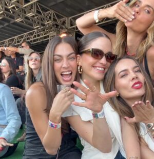 Laura Archbold Instagram - En la Fórmula 1 todo corre: los autos, el ruido, el tiempo.
Pero @chevignon_ch me recordó que la comodidad también tiene su podio. 
Al final, la felicidad es un oficio
y la sabrosura, pura resistencia. 
🏎️🏁
#chevignonracing
