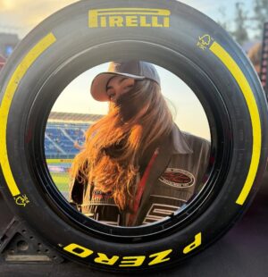 Laura Archbold Instagram - En la Fórmula 1 todo corre: los autos, el ruido, el tiempo.
Pero @chevignon_ch me recordó que la comodidad también tiene su podio. 
Al final, la felicidad es un oficio
y la sabrosura, pura resistencia. 
🏎️🏁
#chevignonracing