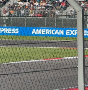 Laura Archbold Instagram - En la Fórmula 1 todo corre: los autos, el ruido, el tiempo.
Pero @chevignon_ch me recordó que la comodidad también tiene su podio. 
Al final, la felicidad es un oficio
y la sabrosura, pura resistencia. 
🏎️🏁
#chevignonracing