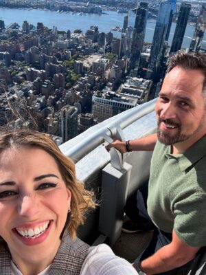 Laura Bailey Instagram - Best week ever??
#nycc #themightynein #criticalrole #radiocitymusichall #empirestatebuilding