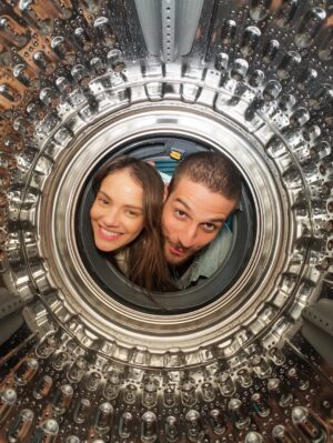 Laura Neiva Instagram - Na nossa casa, até a lava e seca parece ler a nossa rotina.

Entre uma lavagem e outra, a Lava e Seca Samsung Smart AI Wash entende nossos hábitos sozinha e a vida acontece de um jeito mais simples. 

@samsungbrasil #publi #CasaSamsung 

#LavaESecaSamsung