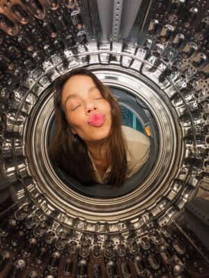 Laura Neiva Instagram - Na nossa casa, até a lava e seca parece ler a nossa rotina.

Entre uma lavagem e outra, a Lava e Seca Samsung Smart AI Wash entende nossos hábitos sozinha e a vida acontece de um jeito mais simples. 

@samsungbrasil #publi #CasaSamsung 

#LavaESecaSamsung