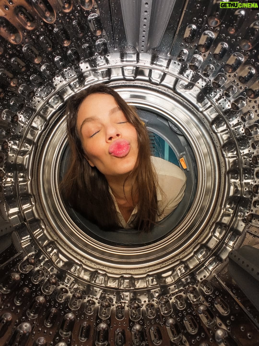 Laura Neiva - 61.7K Likes - Na nossa casa, até a lava e seca parece ler a nossa rotina.

Entre uma lavagem e outra, a Lava e Seca Samsung Smart AI Wash entende nossos hábitos sozinha e a vida acontece de um jeito mais simples. 

@samsungbrasil #publi #CasaSamsung 

#LavaESecaSamsung