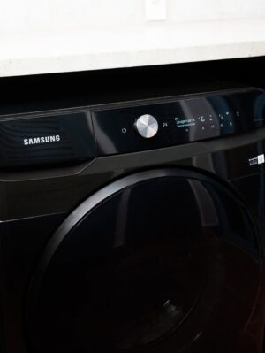 Laura Neiva Instagram - Na nossa casa, até a lava e seca parece ler a nossa rotina.

Entre uma lavagem e outra, a Lava e Seca Samsung Smart AI Wash entende nossos hábitos sozinha e a vida acontece de um jeito mais simples. 

@samsungbrasil #publi #CasaSamsung 

#LavaESecaSamsung