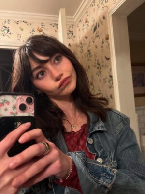 Lauren Lindsey Donzis Instagram - Lovesss a mirror selfie & a pink phone