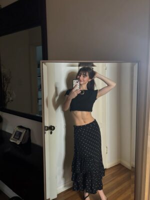 Lauren Lindsey Donzis Instagram - Lovesss a mirror selfie & a pink phone