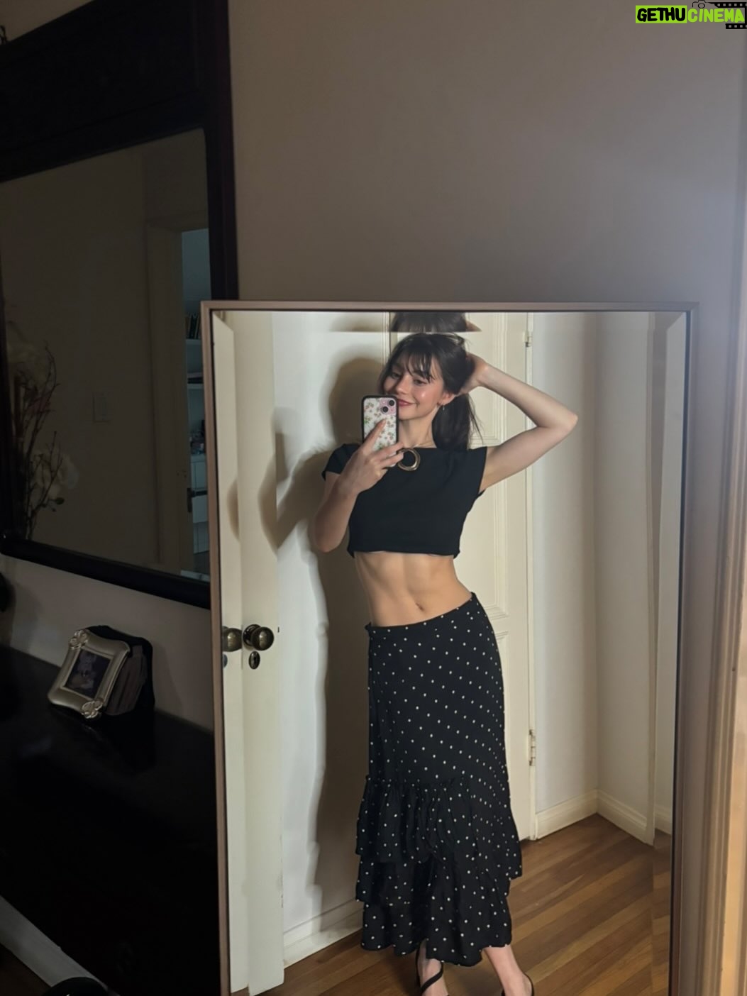Lauren Lindsey Donzis - 64.9K Likes - Lovesss a mirror selfie & a pink phone