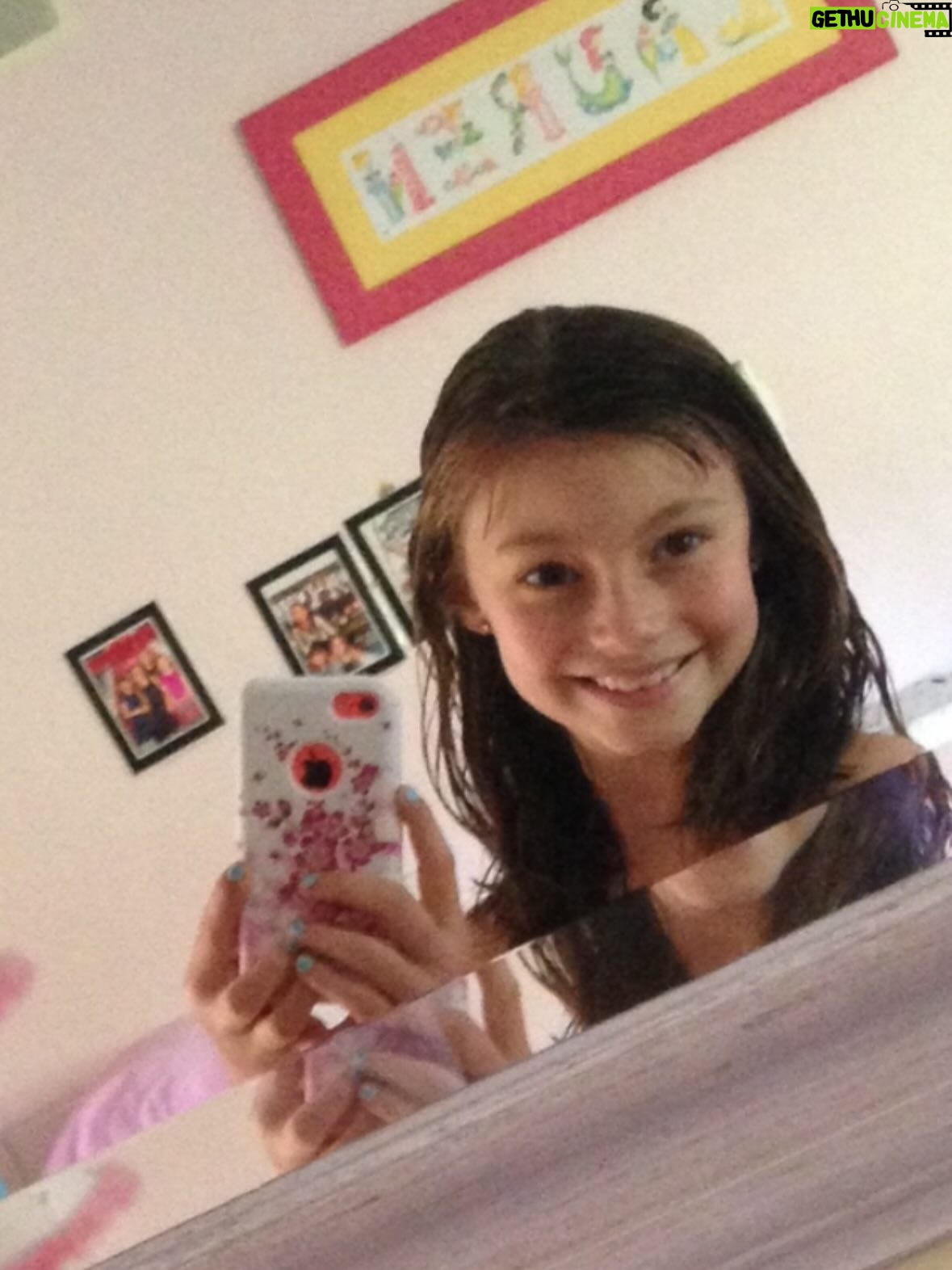 Lauren Lindsey Donzis - 64.9K Likes - Lovesss a mirror selfie & a pink phone