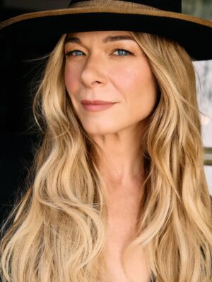 LeAnn Rimes Instagram - somebody call 911 (nashville) 🚒

the secret’s out! i’m super excited to be joining @ryanmurphyproductions 9-1-1: Nashville alongside @chrisodonnell, @jessicacapshaw & @kimberlywilliamspaisley. i can’t wait for you to meet my character. we’re going to have some FUN!! here’s to a new adventure!

📸 @phil.and.sara
