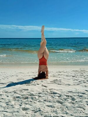 Leanna Decker Instagram - Saltwater therapy 🌊
#yoga #headstand  #flexibility