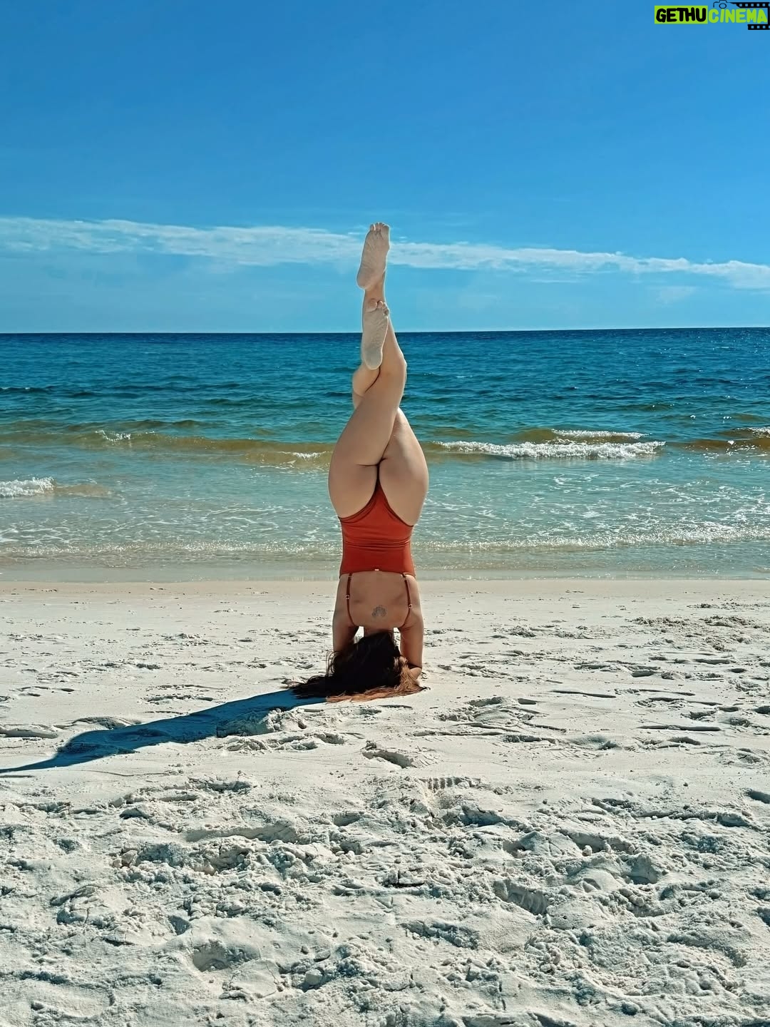 Leanna Decker - 3.9K Likes - Saltwater therapy 🌊
#yoga #headstand  #flexibility